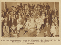 872356 Groepsportret van leden van de wandelclub 'De Geuzenwijk', bij de viering van het Sinterklaasfeest in het Gebouw ...